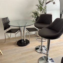 Juego de mesas con sillas y sillas de bar