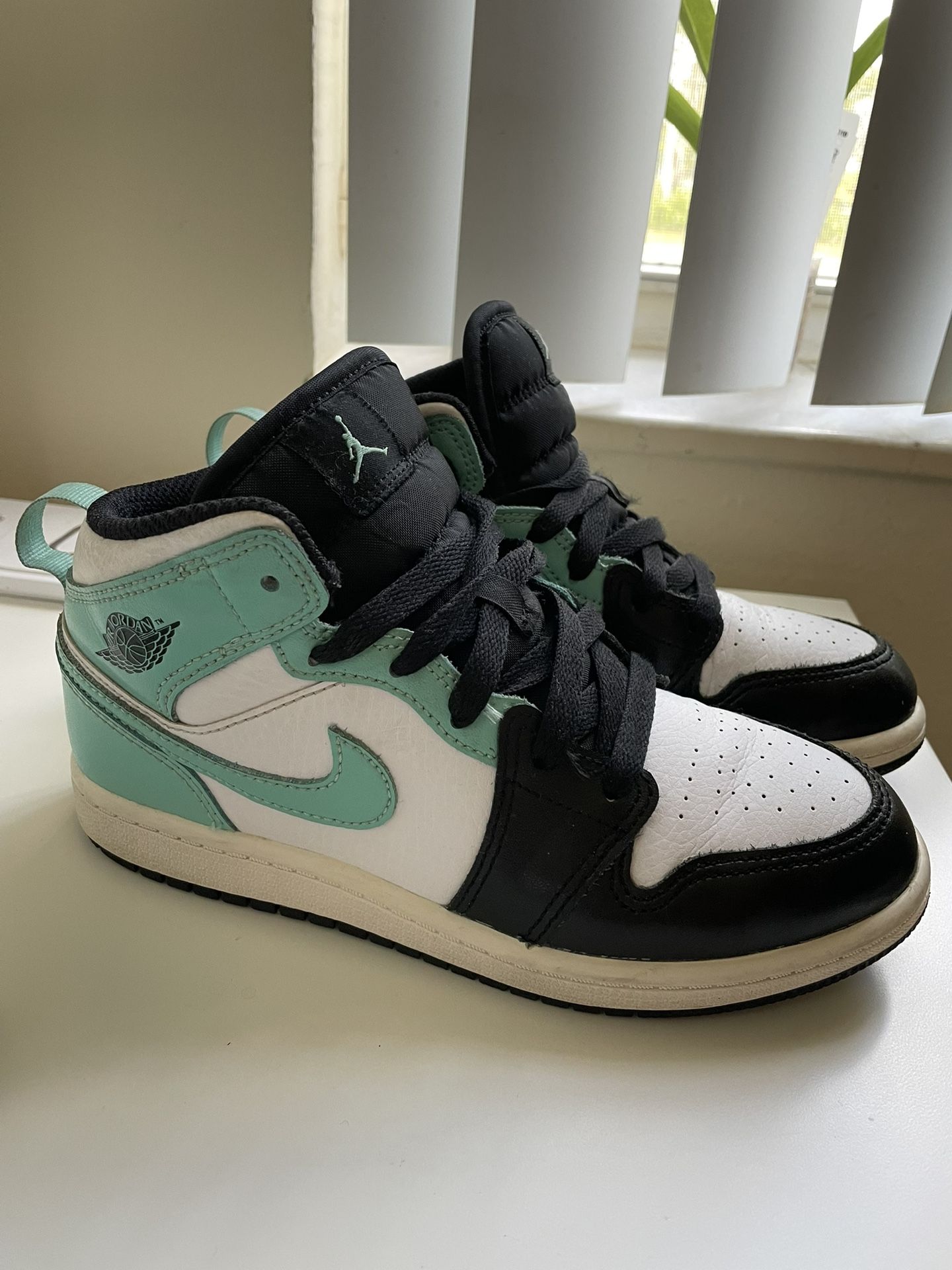 Nike Air Jordan 1 Kids Mid GS Tropical Twist Sneakers