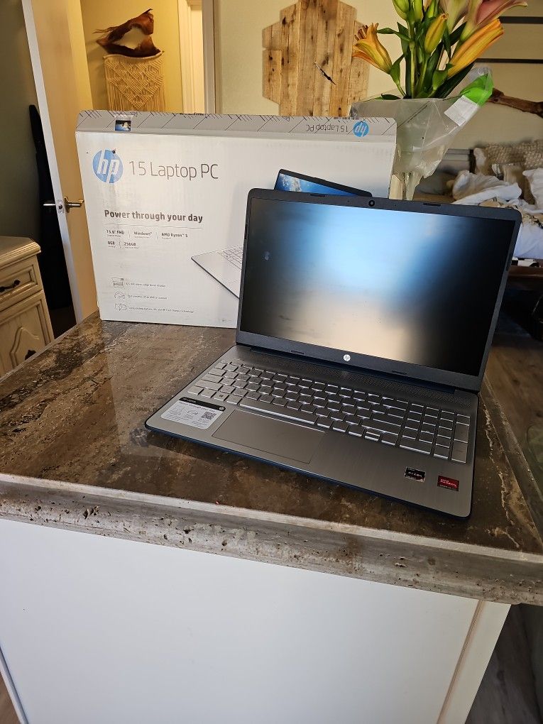 15" Hp Laptop (Ryzen 5 AMD, 8gb ddr4, 256gb ssd)