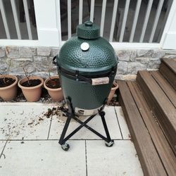 Large Big Green Egg Smoker Grill In Great Shape 