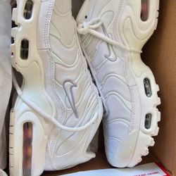 NIKE AIR MAX PLUS (GS) 94(contact info removed)1 N 15 NIKE WHITE/WHITE-METALLIC SILVER