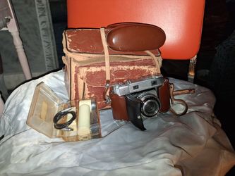 KODAK VINTAGE CAMERA WITH FLASH ADAPTER AND CARRYING  CASE