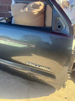 RIGHT PASSENGER SIDE FRONT DOOR 2015 TOYOTA TACOMA  SMALL DENT DARK GRAY “”” NO GLASS””