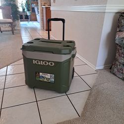 Igloo Latitude Roller Cooler 60 Qt