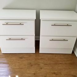 Two Nightstands ***** Dos Mesitas 