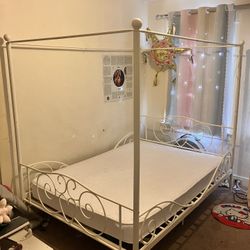 4-Post Kid’s bed W/matress