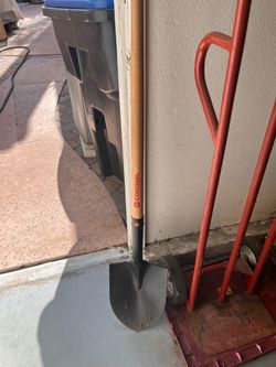 Corona Round Point Shovel with Wood Handle