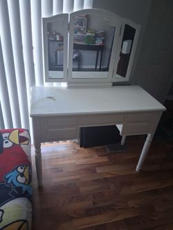 Makeup vanity