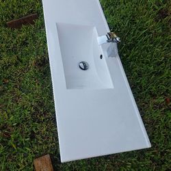 Porcelana Vanity It doesn't have a backsplash...the measurements are in the publication photos!!