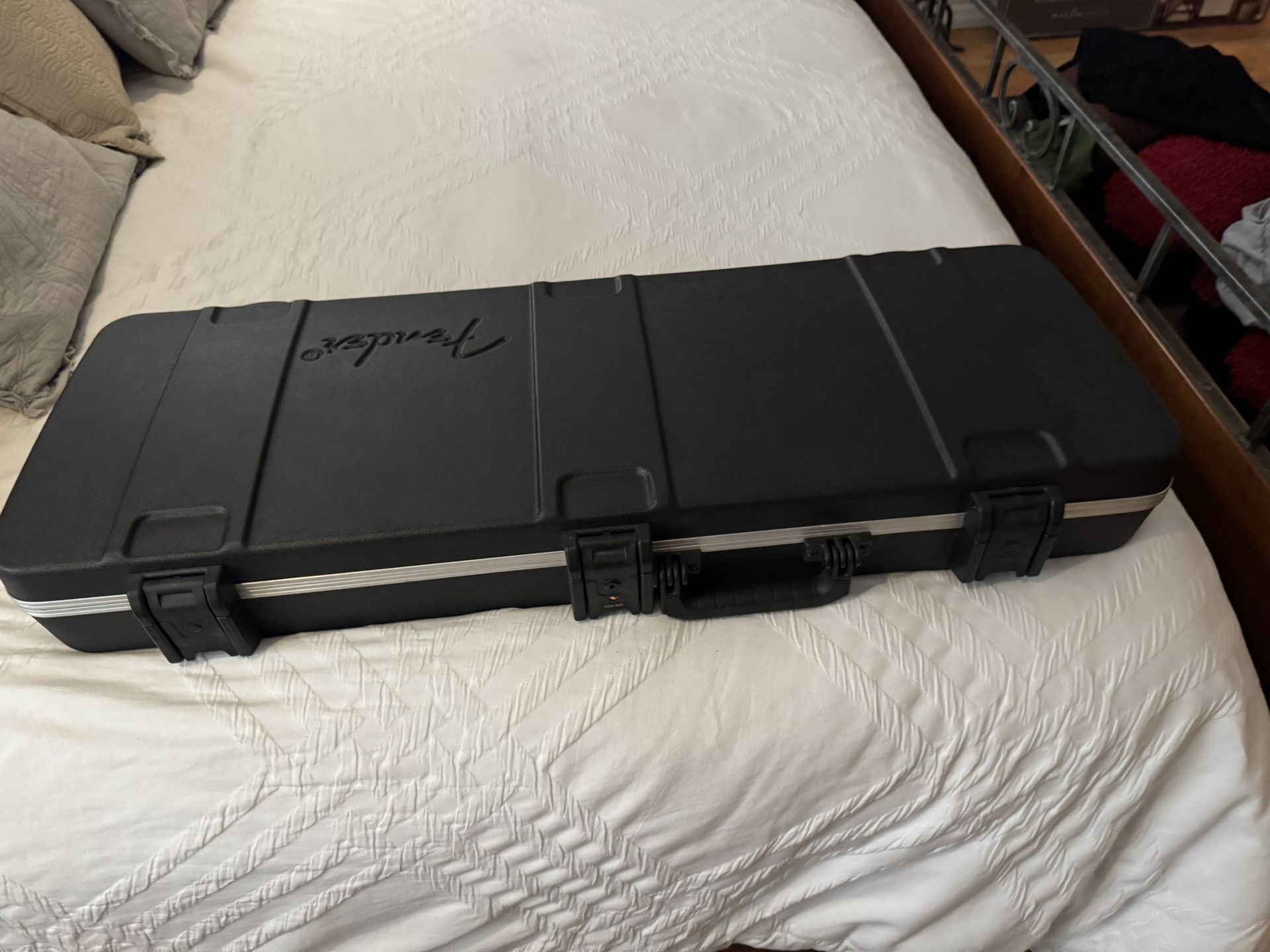 Fender Deluxe Molder Hard shell Case Retails