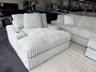 Stupendous Oversize Chaise. 🚚WE DELIVER🚚