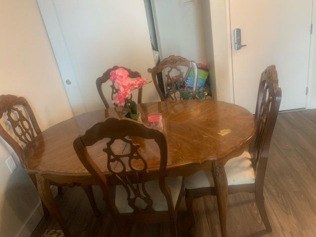 5 Chair nice Used Dinette Set
