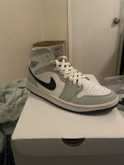 Jordan 1 Mid Light Smoke Grey