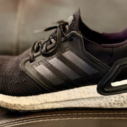 ADIDAS ULTRABOOST (Men Size 9)