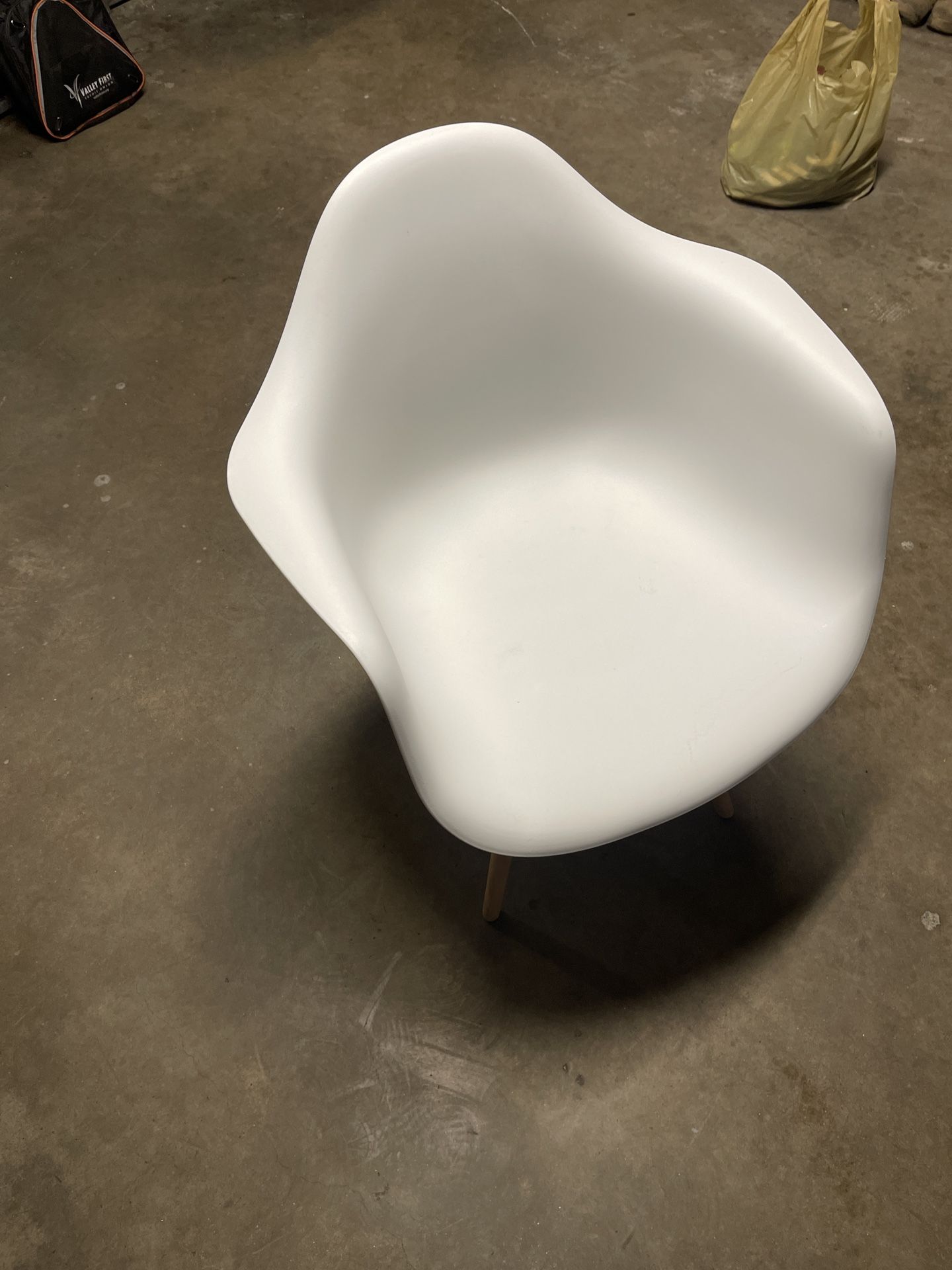 Plastic Chair With Wooden Legs 