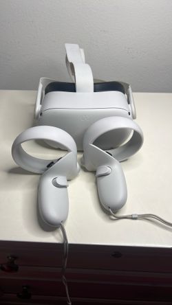 Oculus Quest 2 Virtual Reality w/Controllers In Great Condition