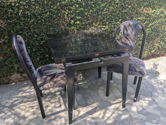 Table with 2 chairs