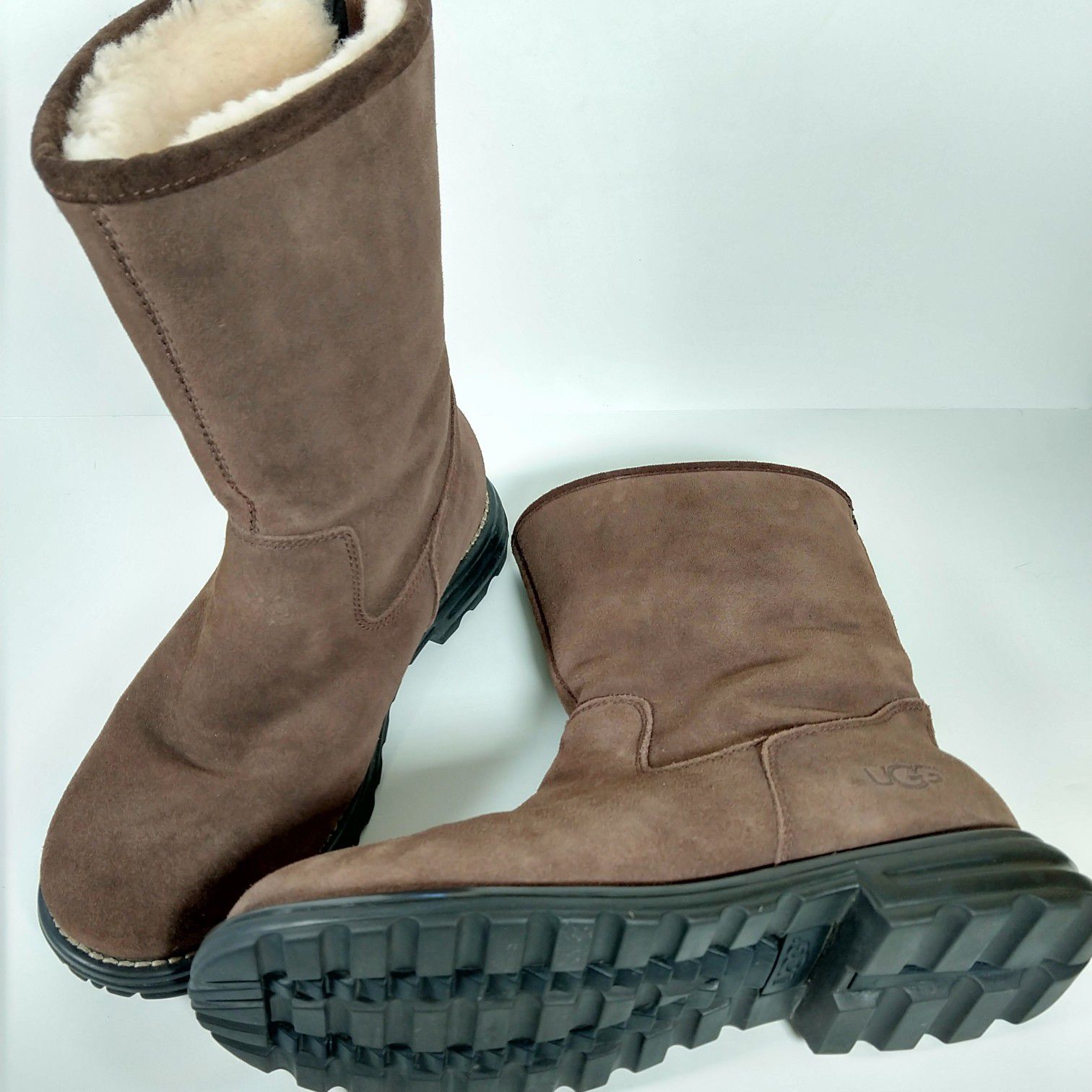 UGG womens outdoor lug sole boots brown suede 9