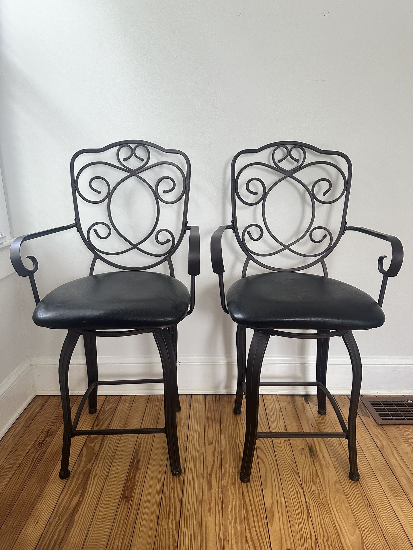 🔥 Must-See Modern Swivel Chairs – Leather + Metal, Like New!