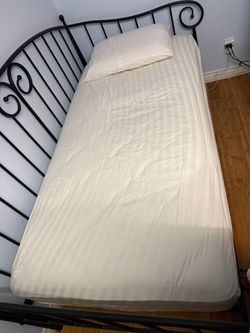 Black Wrought Iron Twinw Bed Frame with Mattress very good condition 77, 5 LX 44,5W