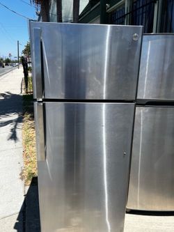 GE STAINLESS STEEL TOP FREEZER REFRIGERATOR APARTMENT SIZE
