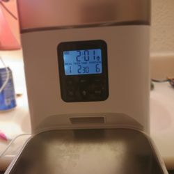 Brand New Automatic Cat/Dog Feeder 