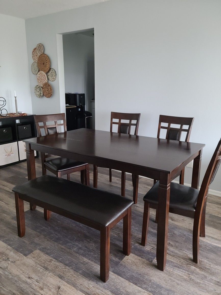 Bennox Dining Room Table 4 Chairs One Bench for Sale in Lakewood, OH