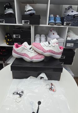 Air jordan 11 low pink size 7 Women  24cm