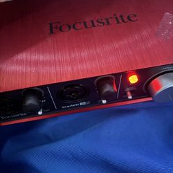 Scarlett Focusrite 2i2 and Microphone