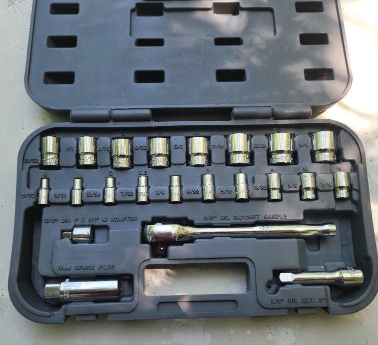 Power Torque 22 Piece 1/4, 3/8 Inch Drive 22 Point SAE, Metric Socket Set