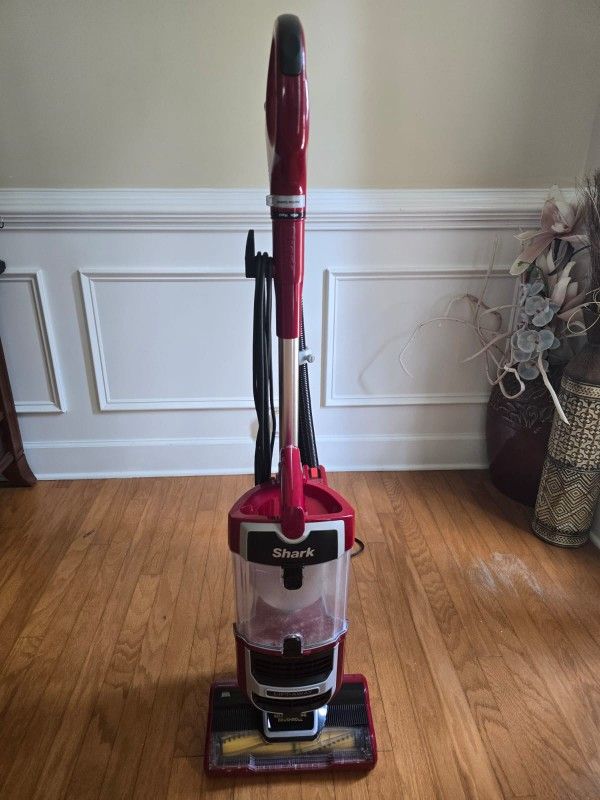 SHARK Vacuum