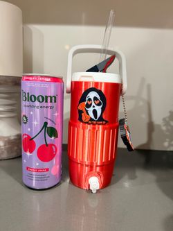 Halloween scream ghost face can koozie