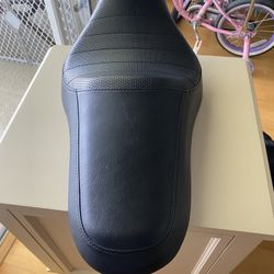 HD Sportster 2005 2up Seat Like New
