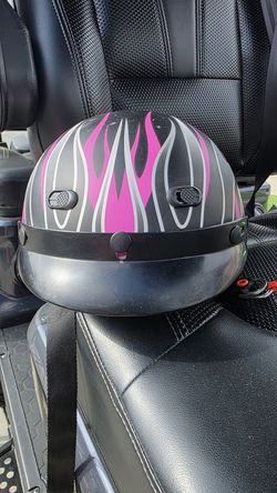 Pink flame motorcycle helmet