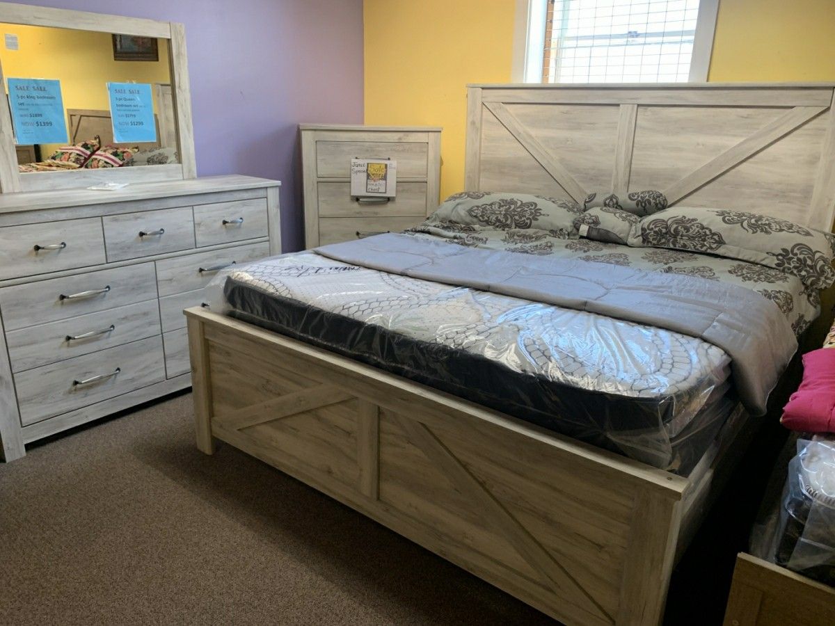 3 Pc Queen Bedroom set (Bed w/ dresser and mirror) $10 down same as ca
