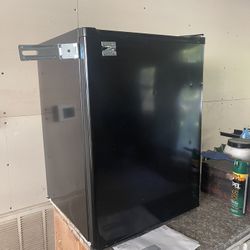 Haier Mini Fridge for Sale in Hanford, CA - OfferUp