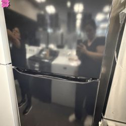 Frigidaire Apartment Size Fridge 