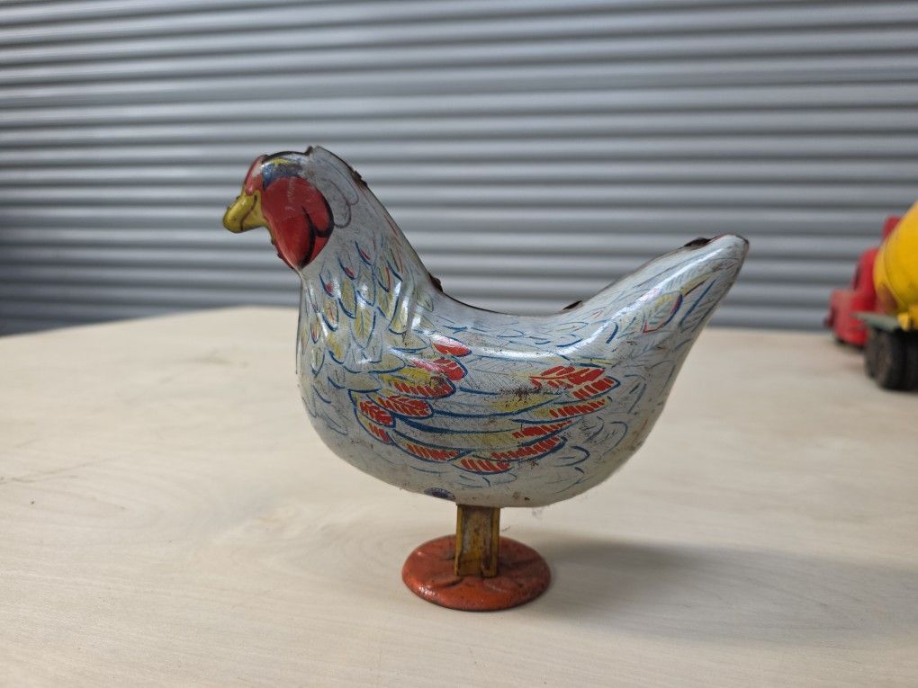 VTG Wyandotte Toys Susie The Laying Hen