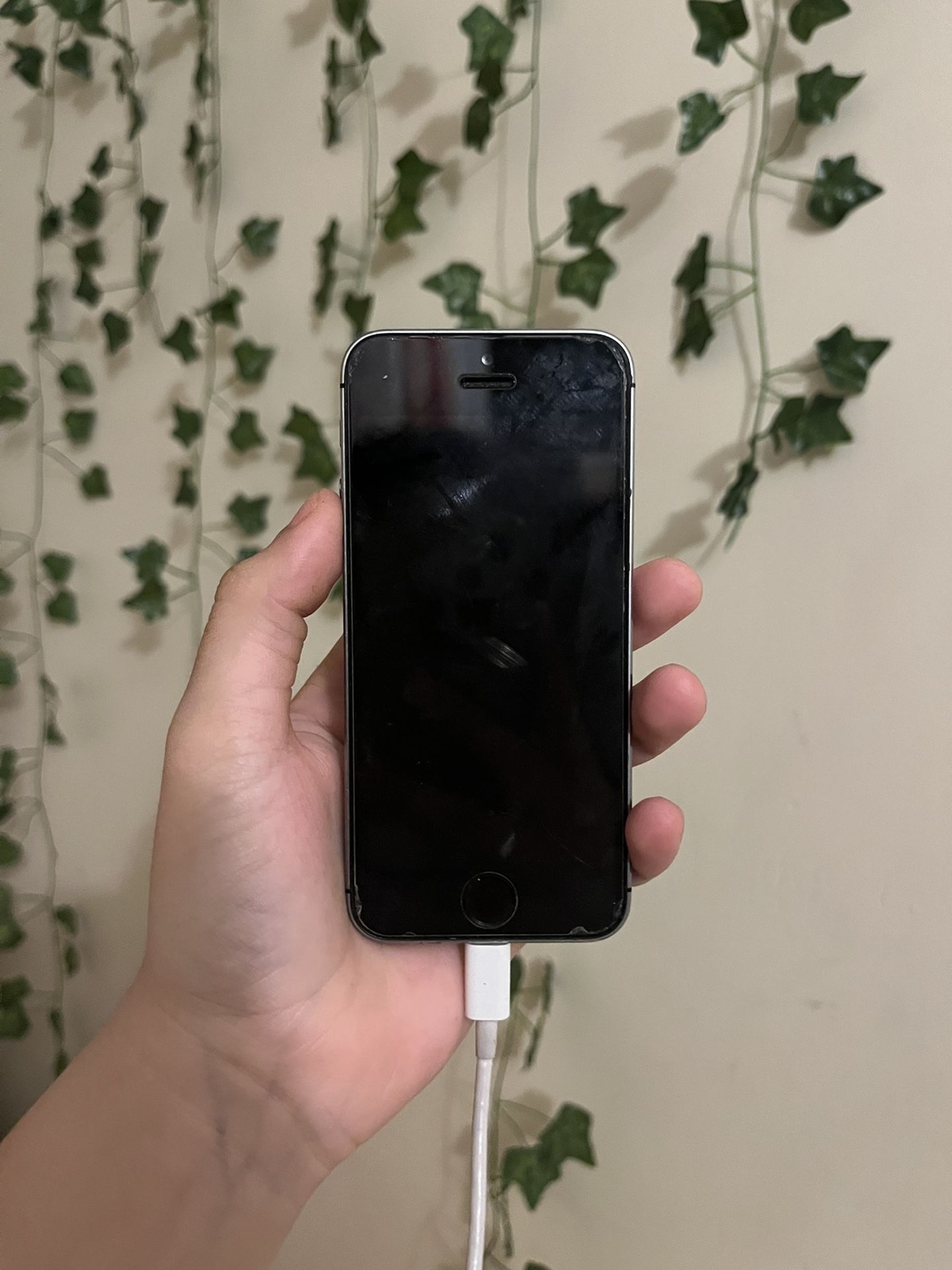Iphone 5 (space grey, 16 gb, unlocked) *TAKING OFFERS*