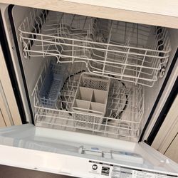 Maytag Dishwasher – Like New