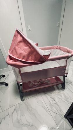 Cuna rosa para bebé niña, moisés junto a la cama con colchón y ruedas para recién nacidos y bebés, altura ajustable con malla transpirable y mosquiter