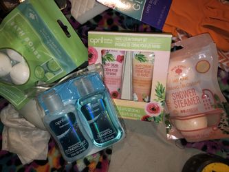 NEW! 4 diff Toiletries/hygiene 2 piece kits!!! Bath bomb set, shower steamer set, mini hand creme set, mini shampoo & conditioner set!