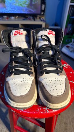 TRAVIS SCOT NIKES SIZE 9