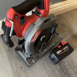 Skill Saw Milwaukee  61/2 Nueva Con Pila Del 5
