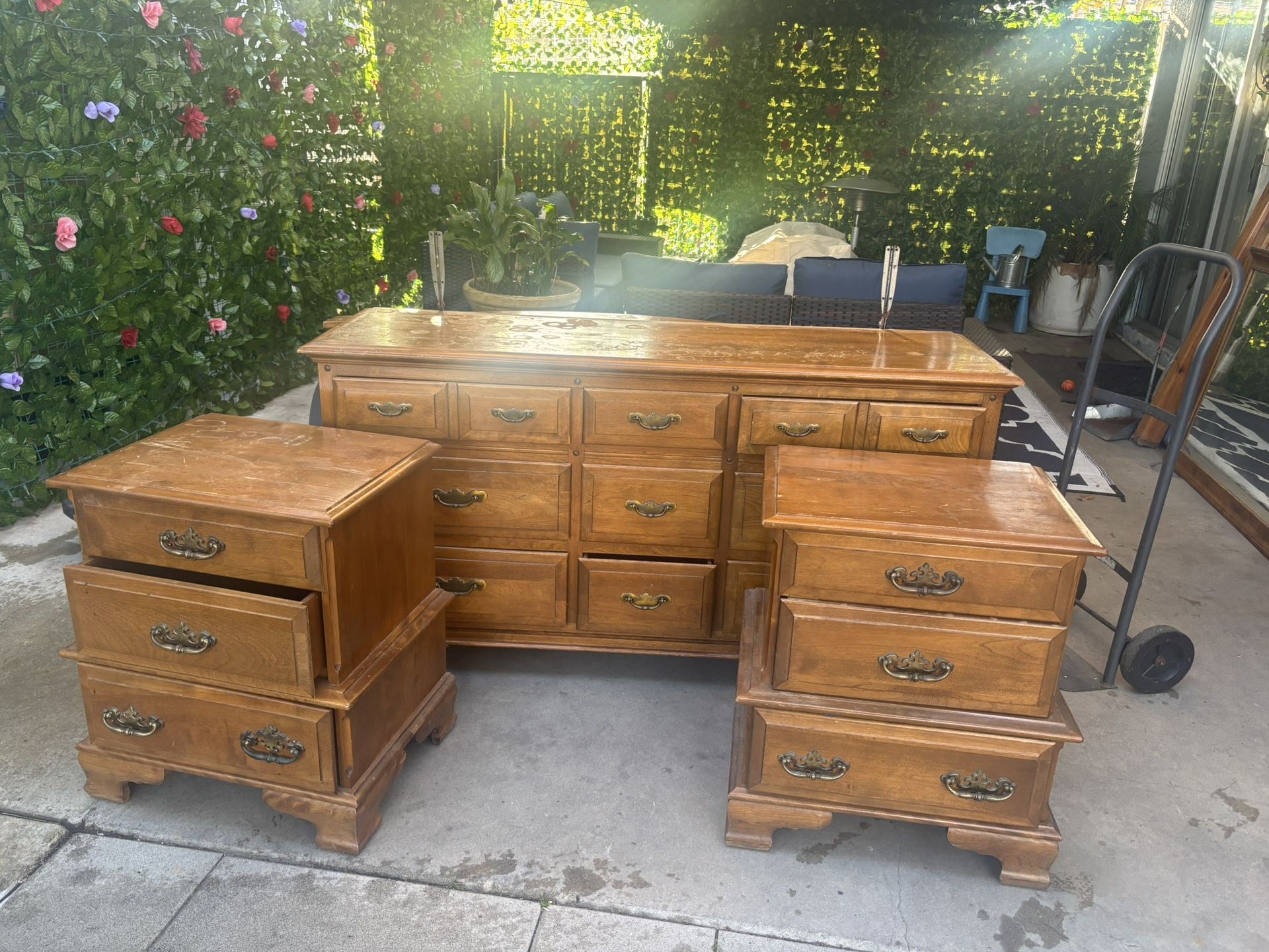 Nightstands And Dresser With Mirror / Tocador Y Dos De Buró