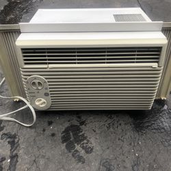 Very Good Condition GE Air Conditioner 