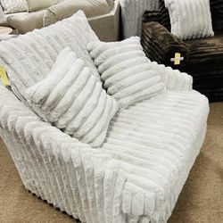 Gorgeous Cozy Swivel Chair