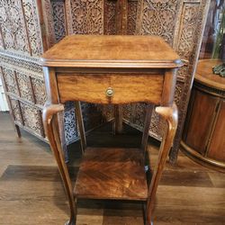Antique French-style accent table, early 20th century, crafted from walnut and oak with cabriole legs and a lower display shelf. 31.5"×17"