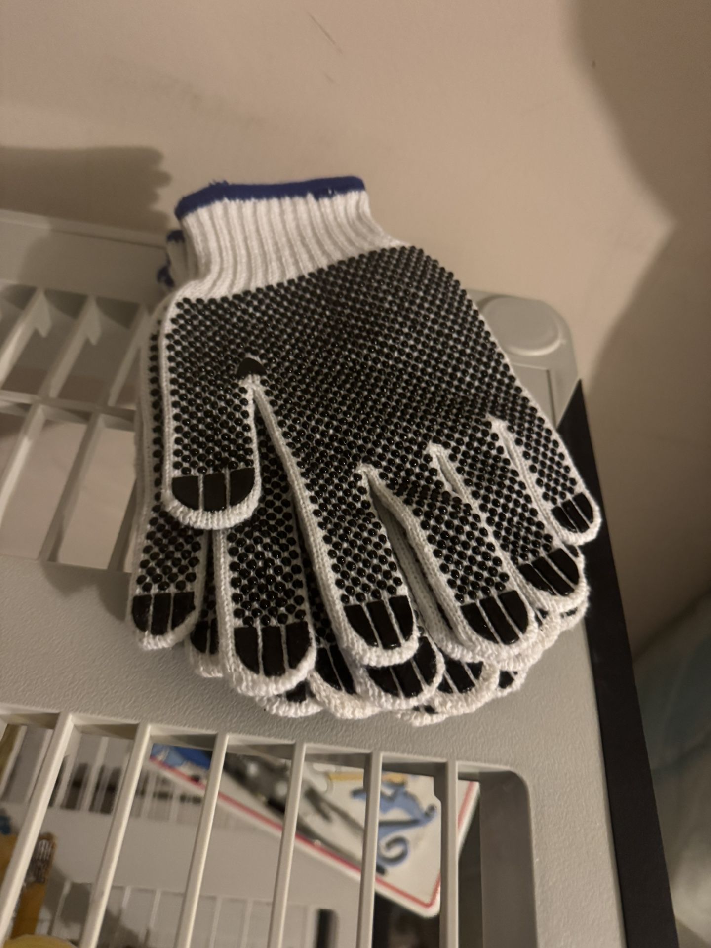 4 Work Gloves - Black & White