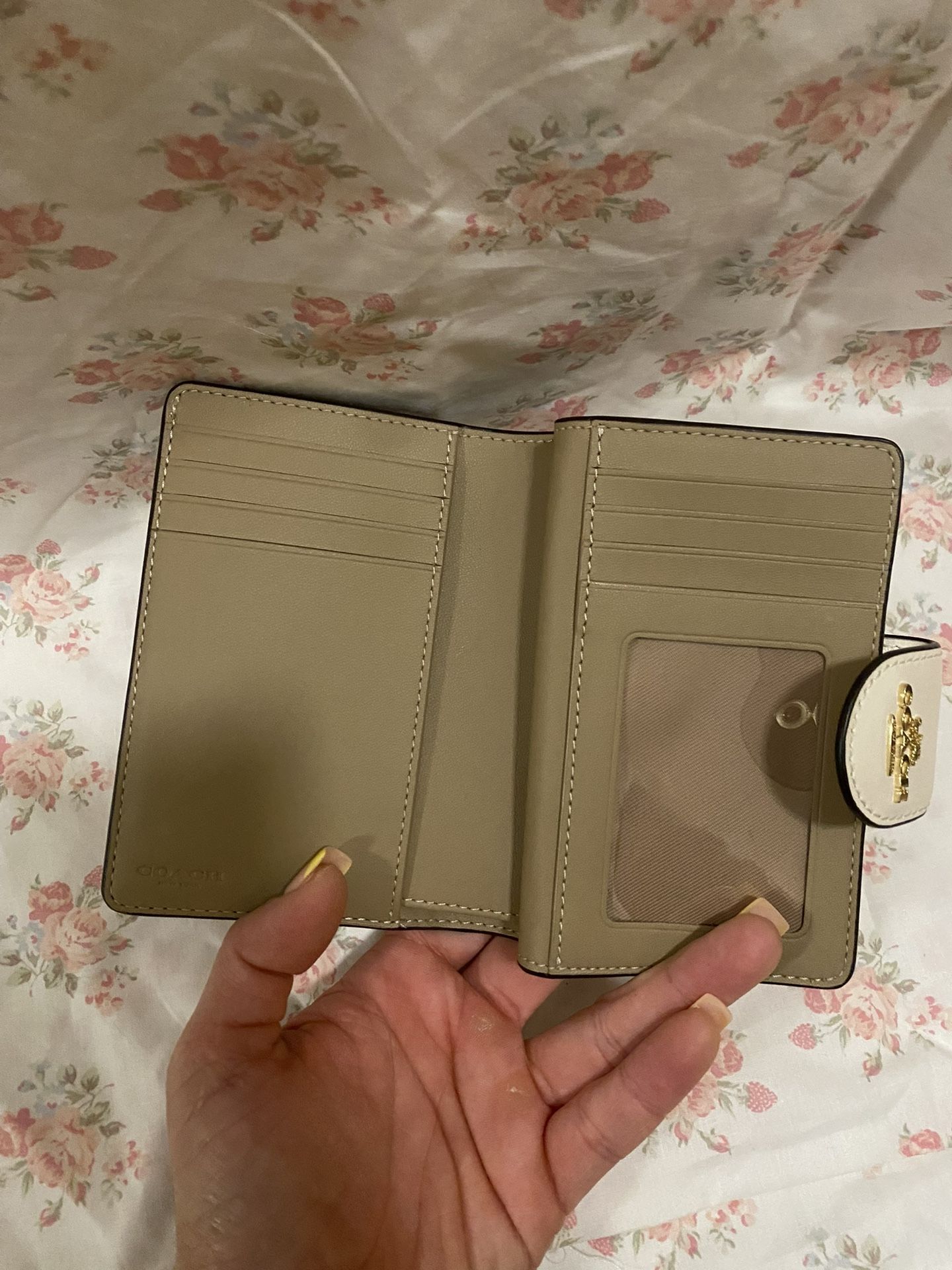 Medium Corner Zip Wallet in Signature Canvas